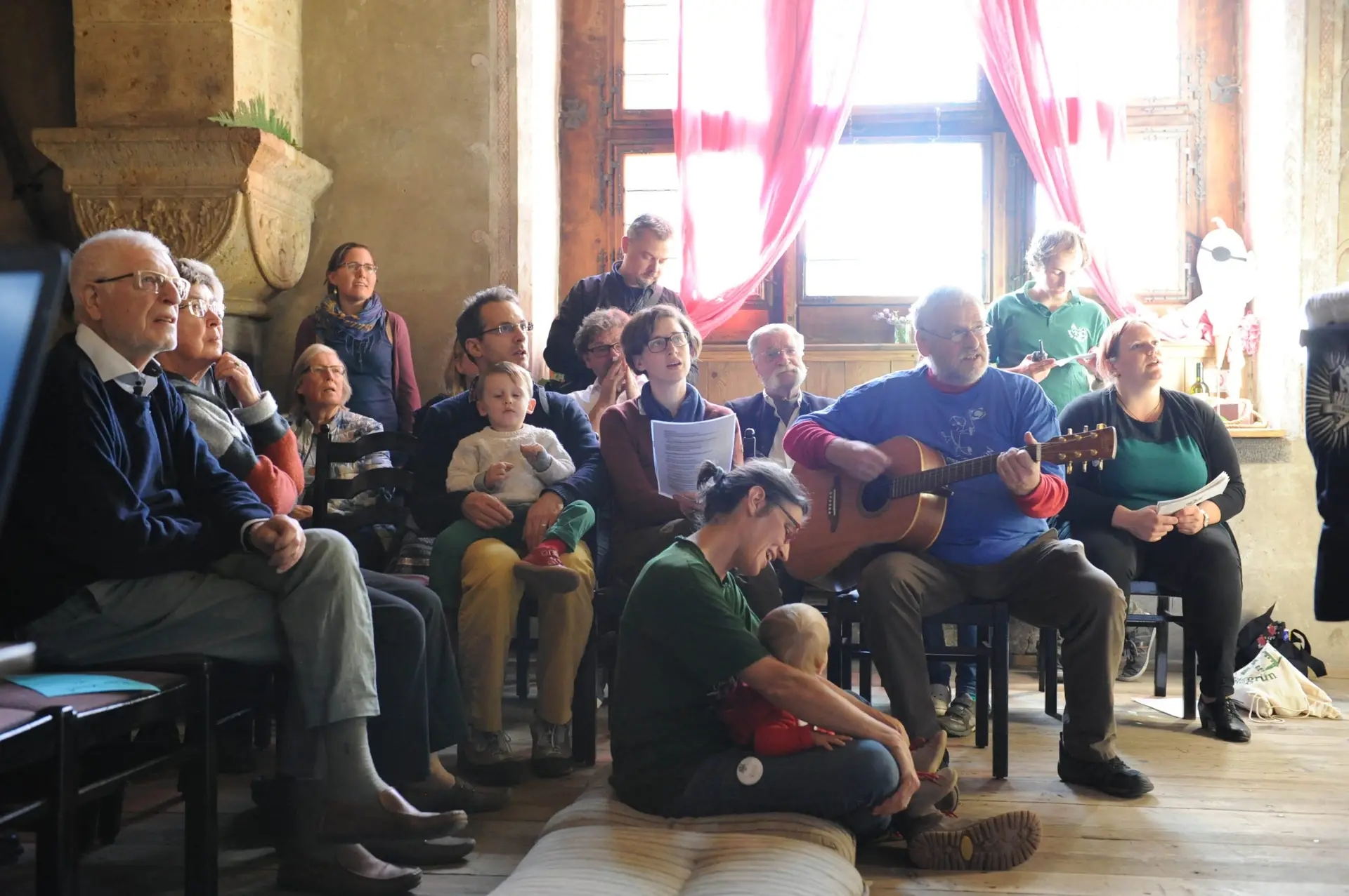 Menschen singen gemeinsam